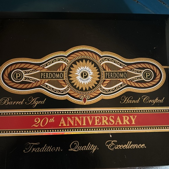 Perdomo 20th Anniversary Maduro SOLID WOOD Cigar Box - Picture 2 of 12